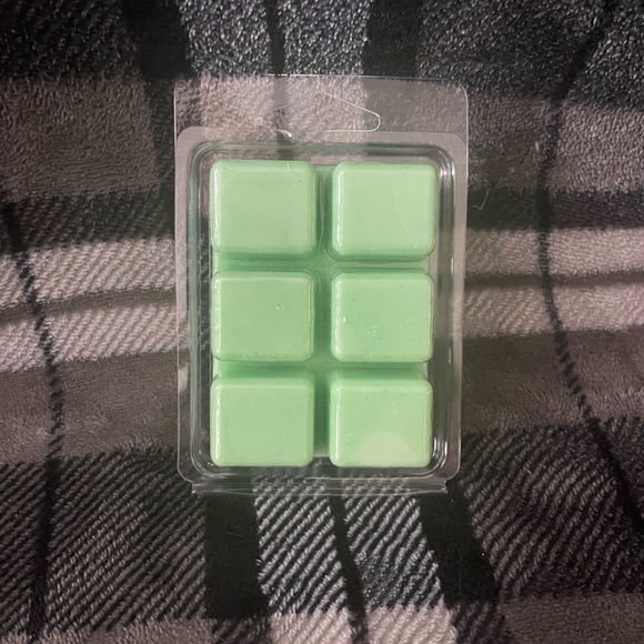 Handcrafted Olive’s Candles Honeydew Mango Wax Melt. - Picture 3 of 4